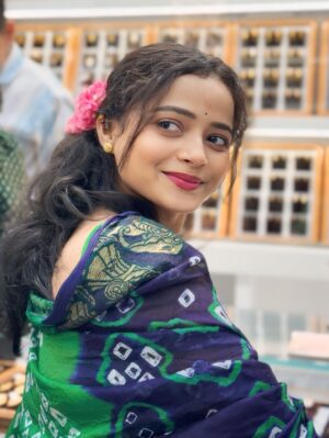 Shivali Parab Instagram - दसरा 2025 ☘️
.
#shivaliparab #kalyanchichulbuli #love #saree #bandhanisaree