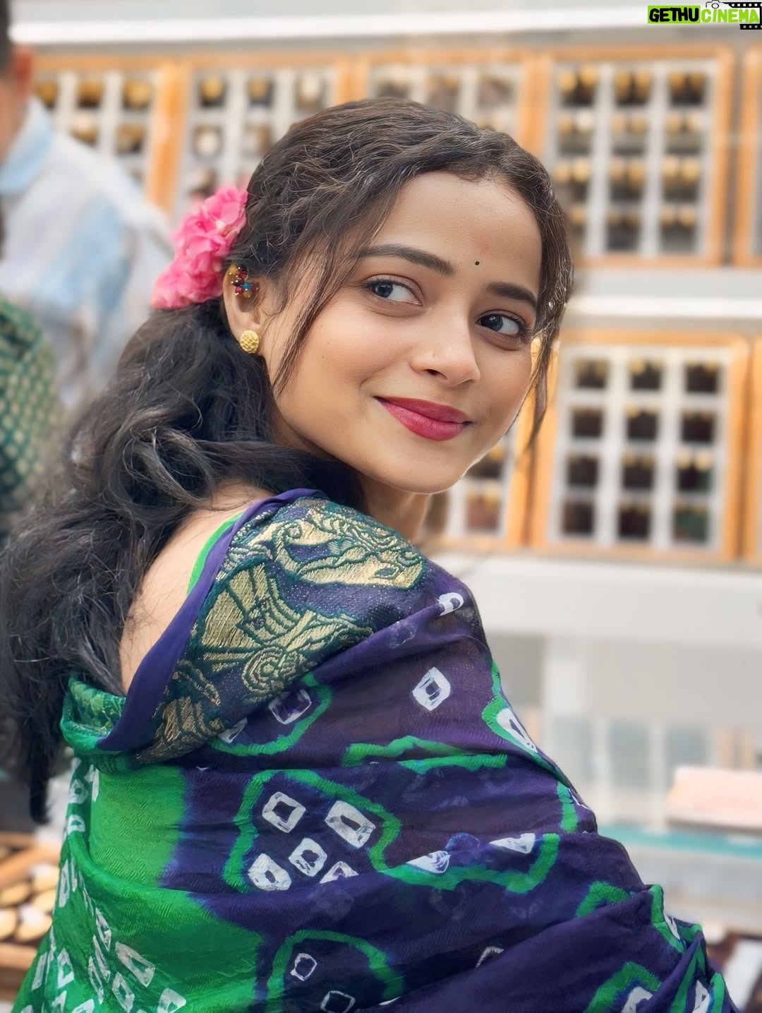 Shivali Parab - 20.6K Likes - दसरा 2025 ☘️
.
#shivaliparab #kalyanchichulbuli #love #saree #bandhanisaree