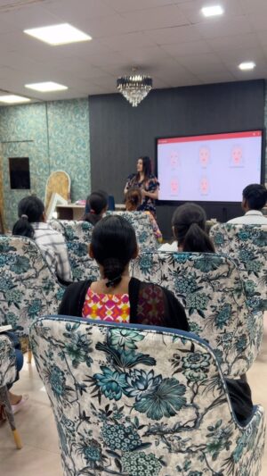 Shivangi Jindal Instagram - Jai Guru Ji šš»ā¤ļø
Glimpse of 1st day from our 1 month basic to advance makeup course .
A quick session with my students while discussing the major points about skincare .!
Join our upcoming 1 month basic to advance makeup course to learn the latest makeup techniques and creating the flawless base .
For queries : 96548 00050 , 93548 86468
#nofilter #faridabadmakeupartist #faridabadmakeup #transition #transitionreels #viral #trending #makeupartist #makeupeducator #love
( makeup inspiration , makeup artist, educator, subtle look )