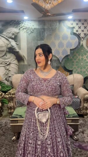 Shivangi Jindal Instagram - Mua @shivangiijindal
Bag @miranabyanu