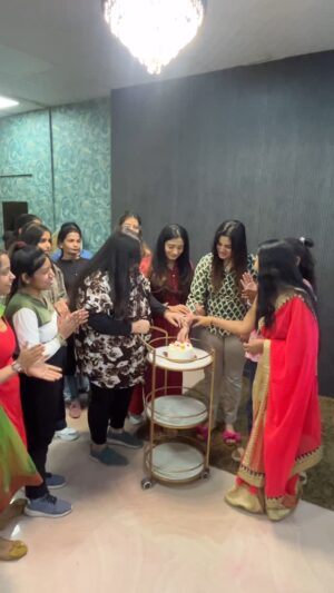 Shivangi Jindal Instagram - My lovely students š«¶š»
Our next offline batch is starting from 5th May, 2025.
Join our upcoming 1 month basic to advance makeup course to learn the latest makeup techniques and creating the flawless base .
For queries : 96548 00050 , 93548 86468
#nofilter #faridabadmakeupartist #faridabadmakeup #transition #transitionreels #viral #trending #makeupartist #makeupeducator #love
( makeup inspiration , makeup artist, educator, subtle look )