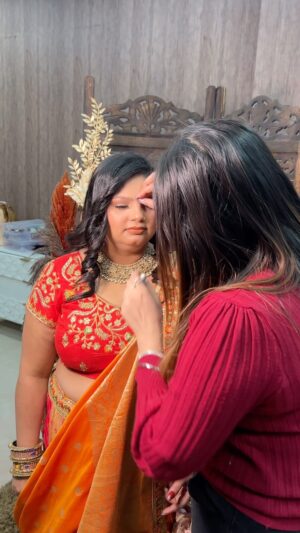 Shivangi Jindal Instagram - Amazing hack , must try it .!
You can join our upcoming basic to advance makeup course and kickstart your journey as a makeup artist.
For queries : 96548 00050 , 93548 86468
( makeup, educator, hack, makeupartist, bindi hack)
