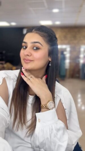 Shivangi Jindal Instagram - Recreate with #shivangijindal
#geet #jabwemet #recreate #viraÅpost #trending #shivangijindalmakeover #recreatewithshivangi #love #viralreels