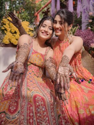 Shivangi Joshi Instagram - Hands full of mehendi, hearts full of love 💕
@sheetal_joshi_official ♥️

Outfit:- @anusoru

#Mehendi
