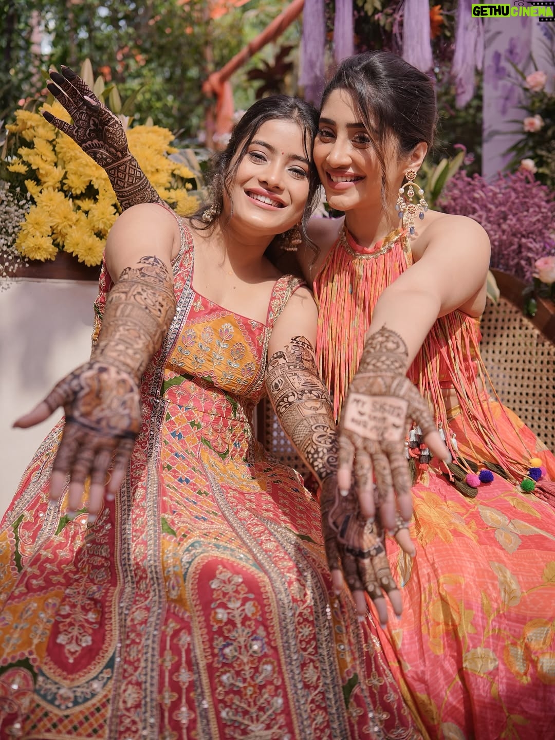Shivangi Joshi - 1.7 Million Likes - Hands full of mehendi, hearts full of love 💕
@sheetal_joshi_official ♥️

Outfit:- @anusoru

#Mehendi
