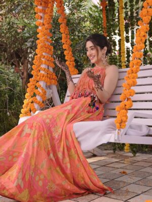 Shivangi Joshi Instagram - Hands full of mehendi, hearts full of love 💕
@sheetal_joshi_official ♥️

Outfit:- @anusoru

#Mehendi