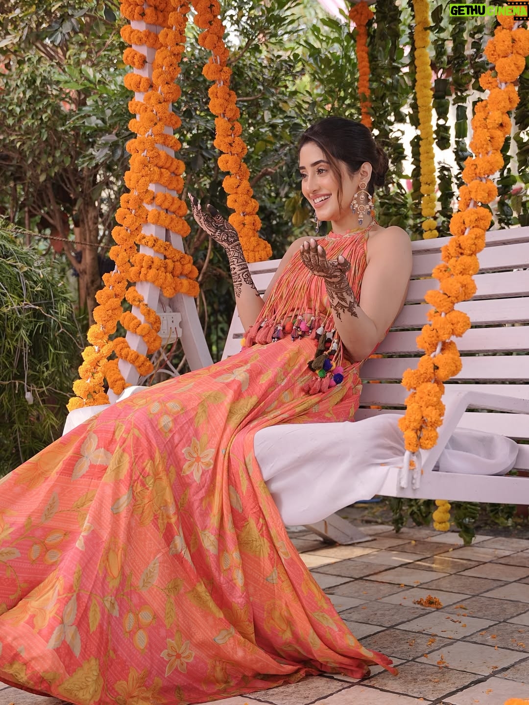 Shivangi Joshi - 1.7 Million Likes - Hands full of mehendi, hearts full of love 💕
@sheetal_joshi_official ♥️

Outfit:- @anusoru

#Mehendi