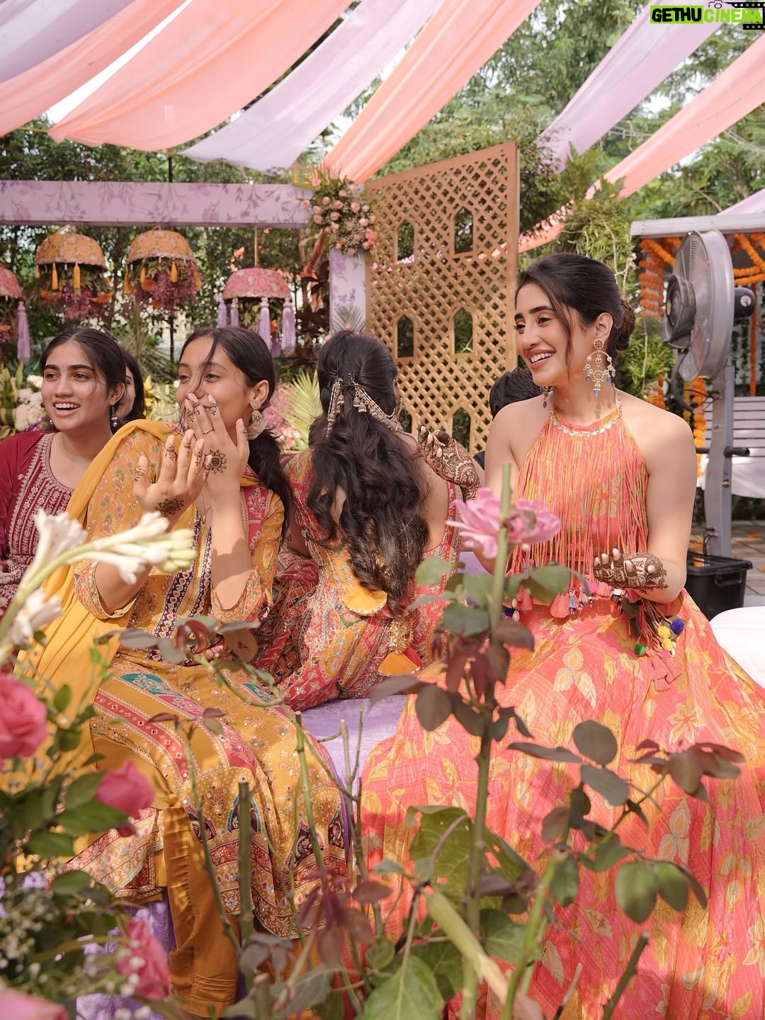 Shivangi Joshi - 1.7 Million Likes - Hands full of mehendi, hearts full of love 💕
@sheetal_joshi_official ♥️

Outfit:- @anusoru

#Mehendi