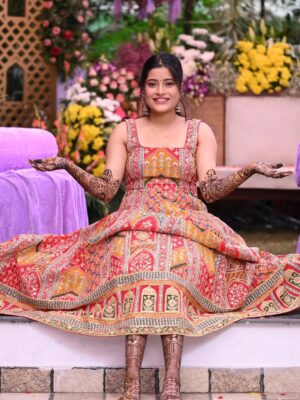 Shivangi Joshi Instagram - Hands full of mehendi, hearts full of love 💕
@sheetal_joshi_official ♥️

Outfit:- @anusoru

#Mehendi