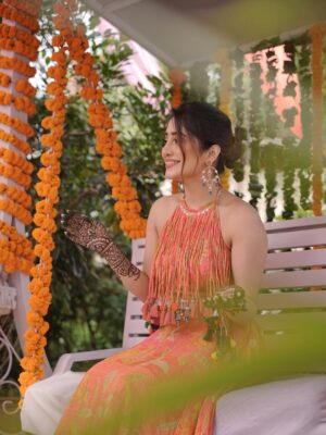 Shivangi Joshi Instagram - Hands full of mehendi, hearts full of love 💕
@sheetal_joshi_official ♥️

Outfit:- @anusoru

#Mehendi