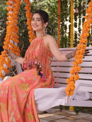 Shivangi Joshi Instagram - Hands full of mehendi, hearts full of love 💕
@sheetal_joshi_official ♥️

Outfit:- @anusoru

#Mehendi