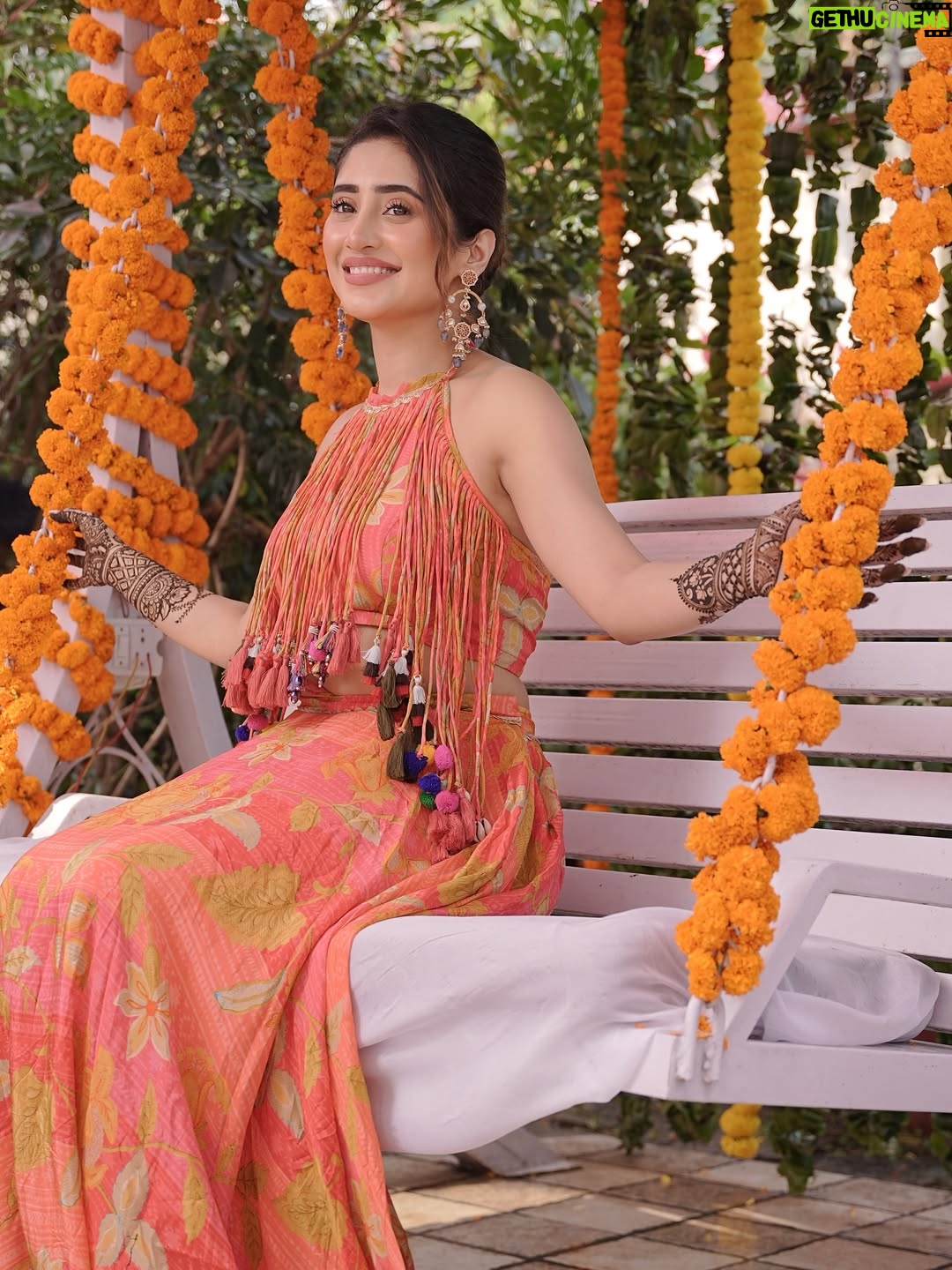 Shivangi Joshi - 1.7 Million Likes - Hands full of mehendi, hearts full of love 💕
@sheetal_joshi_official ♥️

Outfit:- @anusoru

#Mehendi
