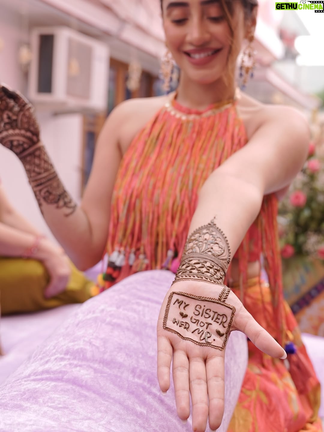Shivangi Joshi - 1.7 Million Likes - Hands full of mehendi, hearts full of love 💕
@sheetal_joshi_official ♥️

Outfit:- @anusoru

#Mehendi