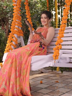Shivangi Joshi Instagram - Hands full of mehendi, hearts full of love 💕
@sheetal_joshi_official ♥️

Outfit:- @anusoru

#Mehendi