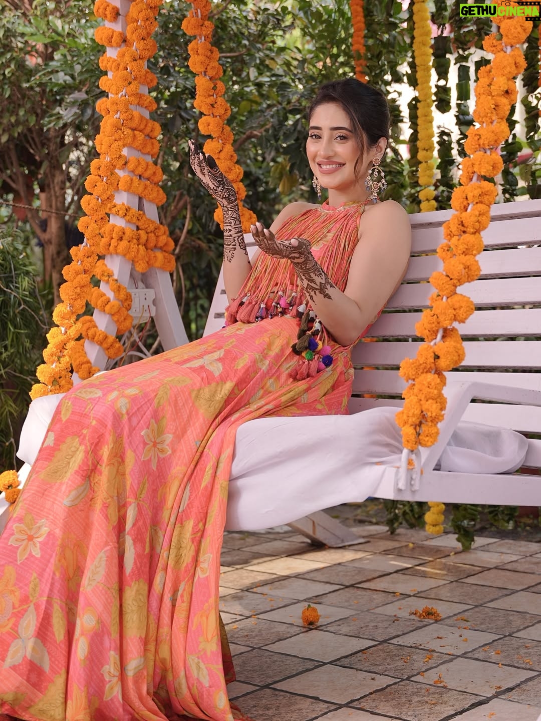 Shivangi Joshi - 1.7 Million Likes - Hands full of mehendi, hearts full of love 💕
@sheetal_joshi_official ♥️

Outfit:- @anusoru

#Mehendi