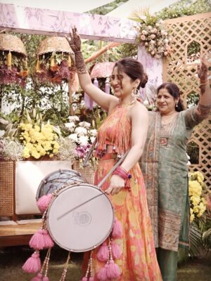 Shivangi Joshi Instagram - Hands full of mehendi, hearts full of love 💕
@sheetal_joshi_official ♥️
Outfit:- @anusoru
#Mehendi