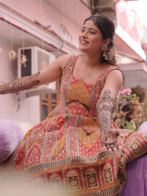 Shivangi Joshi Instagram - Hands full of mehendi, hearts full of love 💕
@sheetal_joshi_official ♥️

Outfit:- @anusoru

#Mehendi