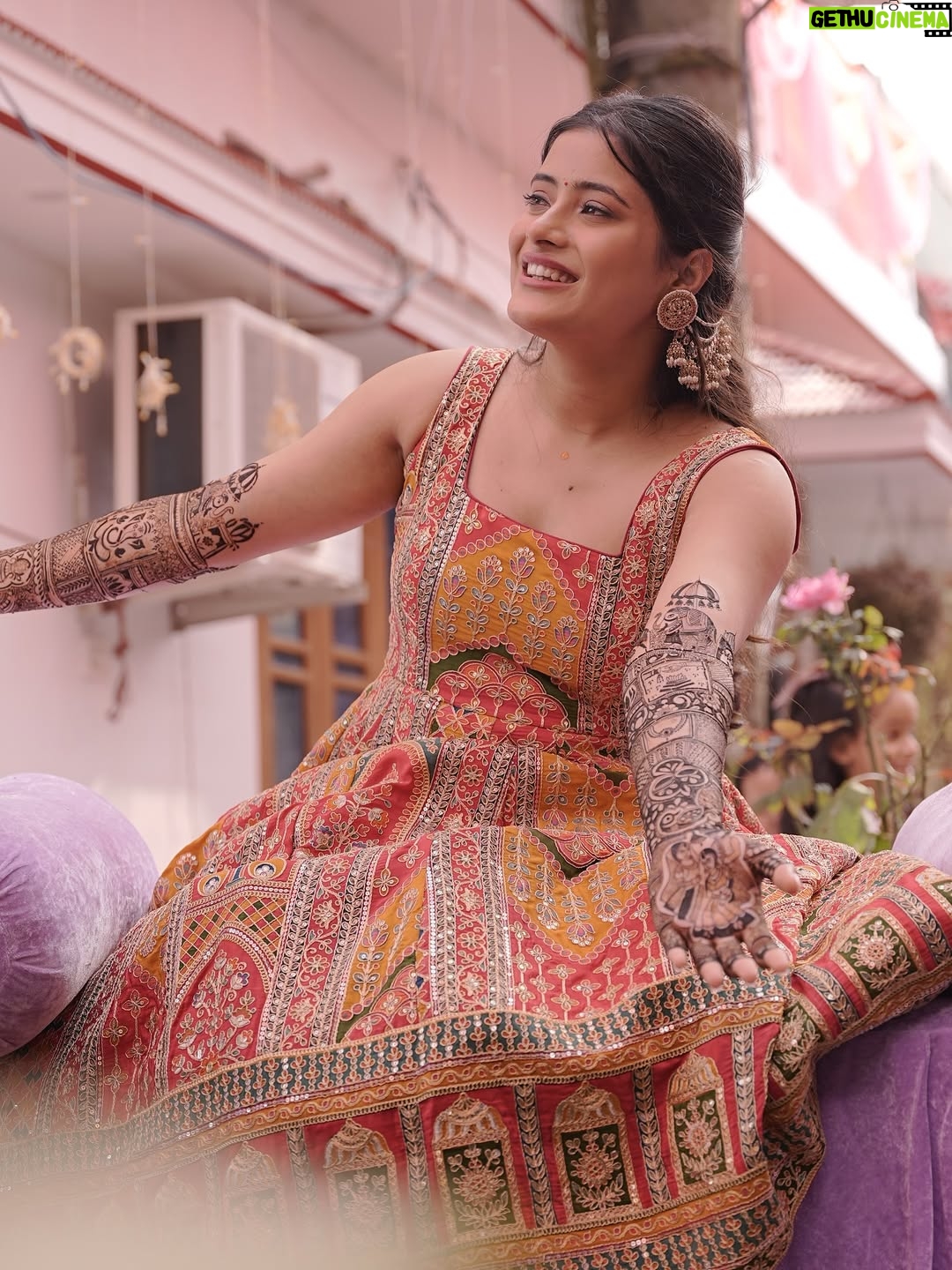 Shivangi Joshi - 1.7 Million Likes - Hands full of mehendi, hearts full of love 💕
@sheetal_joshi_official ♥️

Outfit:- @anusoru

#Mehendi