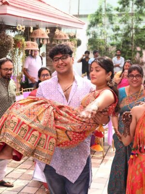 Shivangi Joshi Instagram - Hands full of mehendi, hearts full of love 💕
@sheetal_joshi_official ♥️

Outfit:- @anusoru

#Mehendi