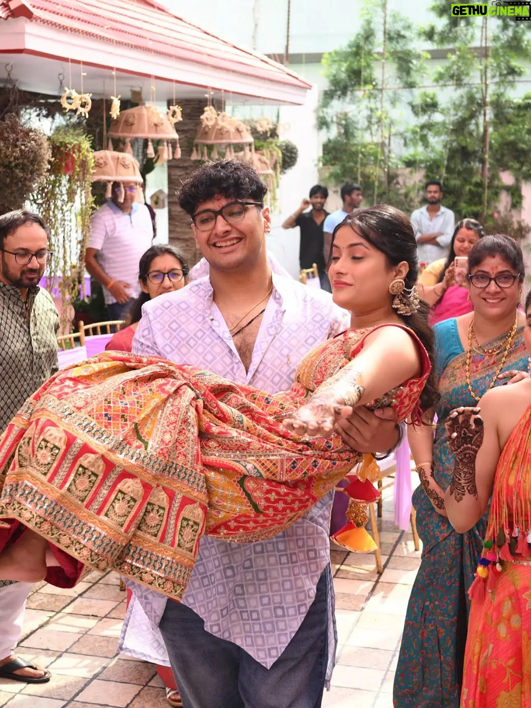 Shivangi Joshi - 1.7 Million Likes - Hands full of mehendi, hearts full of love 💕
@sheetal_joshi_official ♥️

Outfit:- @anusoru

#Mehendi