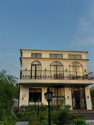 Shivangi Kohli Instagram - A well spent Sunday right at @vmanor_bylerevestays , Stepping into a French daydream ! 🥂⭐️
From elegant suites to sparkling blues , this villa has got everything covered