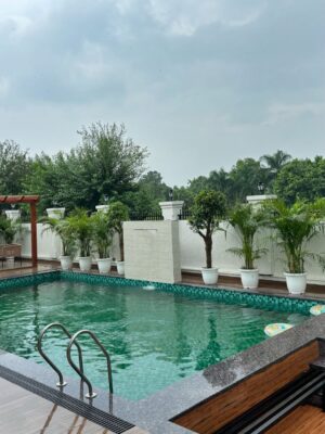 Shivangi Kohli Instagram - A well spent Sunday right at @vmanor_bylerevestays , Stepping into a French daydream ! 🥂⭐️
From elegant suites to sparkling blues , this villa has got everything covered