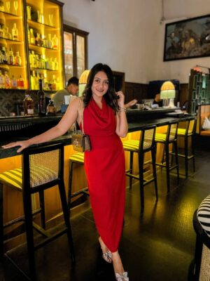 Shivani Divkar Instagram - Mummas birthday dinner❤️🤩
.

#sapphire #birthdaydinner #birthday #birthdaygirl #fun #love #dinnerparty #goodlooking #cake #food #vibes #happy #love #family