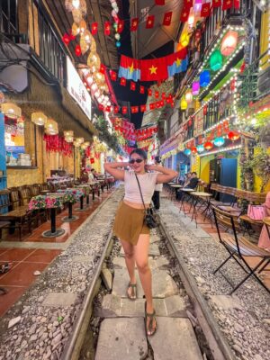 Shivani Divkar Instagram - Keeping track of the memories in Hanoi🚂❤️
.
#trainstreethanoi #hanoitrainstreet #hanoi #vietnam #vietnamtravel #streets #trains #traintracks #travel #explore #exploretheglobe #travelblogger #travelgram #vietnamstreetstyle #vietnam🇻🇳 #goodtimes #family #love #happy