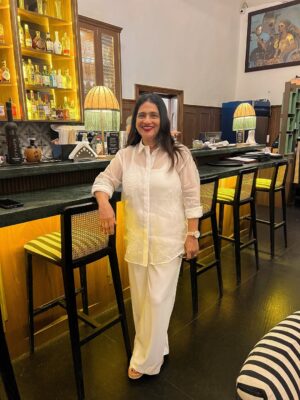 Shivani Divkar Instagram - Mummas birthday dinner❤️🤩
.

#sapphire #birthdaydinner #birthday #birthdaygirl #fun #love #dinnerparty #goodlooking #cake #food #vibes #happy #love #family