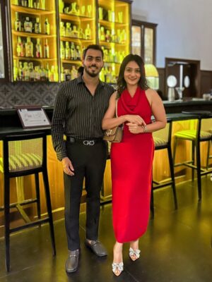 Shivani Divkar Instagram - Mummas birthday dinner❤️🤩
.

#sapphire #birthdaydinner #birthday #birthdaygirl #fun #love #dinnerparty #goodlooking #cake #food #vibes #happy #love #family