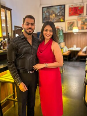 Shivani Divkar Instagram - Mummas birthday dinner❤️🤩
.

#sapphire #birthdaydinner #birthday #birthdaygirl #fun #love #dinnerparty #goodlooking #cake #food #vibes #happy #love #family