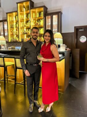 Shivani Divkar Instagram - Mummas birthday dinner❤️🤩
.

#sapphire #birthdaydinner #birthday #birthdaygirl #fun #love #dinnerparty #goodlooking #cake #food #vibes #happy #love #family