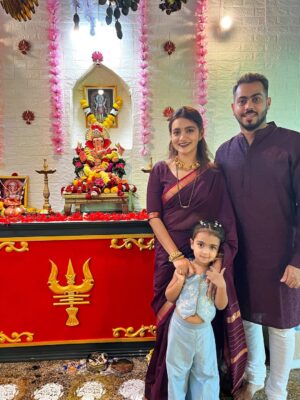 Shivani Divkar Instagram - Another day, another reason to be grateful 🙏✨ Ganesh Chaturthi – Day 2 💕
#couple #couplegoals #family #familygoals  #parvati #ganesha #mahadeva #shankar #festive #festivevibes #festiveseason #chaturthi #chaturthispecial❤️ #saree #sareesofinstagram #maharashtra #maharashtrian  #marathimulgi❤️ #Goa #goabeyondbeaches #goadiaries #sareefashion #sareelove❤️ #sareeofinstagram #sareeblousedesigns
