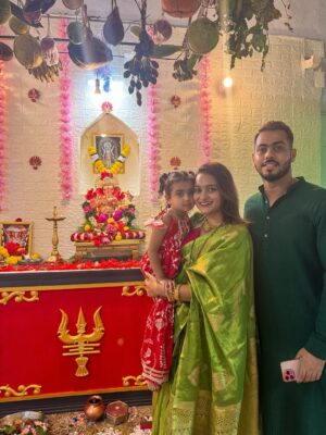 Shivani Divkar Instagram - 🌸Ganesh Chaturthi🌸
📍 Cuncolim
A tradition we cherish every year.
Celebrating this beautiful festival with the entire Pai Kakode family 💛
Wishing you all a very blessed and joyful Ganesh Chaturthi ✨🙏 
May Bappa bring happiness, love and togetherness to every home. 🏠 ❤️
#ganesha #ganeshchaturthi #ganpatibappamorya #ganeshotsav #ganesha🙏 #ganpati #gannubappa #jointfamily #traditional #family #happiness #festive #festiveseason #festivevibes