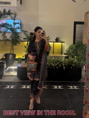 Shivani Pancholi Instagram - Spent a lovely evening with @mulmul ✨🖤🪔
