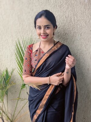 Shivani Rangole Instagram - Serene ! 🙂
.
Wearing beautiful @labelposhaaq09 saree with ab equally beautiful blouse by @blueshells.official #shivanirangole