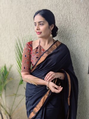 Shivani Rangole Instagram - Serene ! 🙂
.
Wearing beautiful @labelposhaaq09 saree with ab equally beautiful blouse by @blueshells.official #shivanirangole
