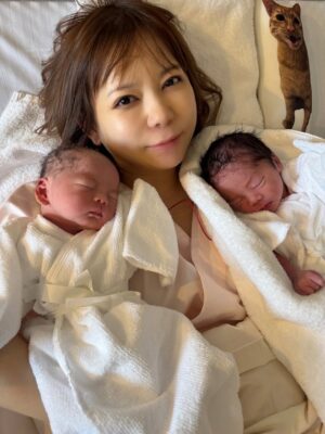Shoko Nakagawa Instagram - 9:30頃に無事、元気な双子を出産しました！
母子共に健康です！
2人とも2600g越え！
産声もしっかりしてました

小さな、力強い命たちを
人生かけて守っていきたいと
心から思います

二人ともギュッと指を
握ってくれました　
可愛すぎる、、！
名前を呼べるしあわせ
大好きだよ