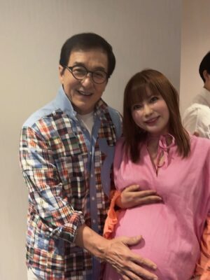 Shoko Nakagawa Instagram - わーーー！！信じられないミラクルが叶いました
神ファンサ！！なんと！！
ジャッキーチェン様にお会いできました！
ジャッキーチェン様が！お腹撫でてくださった！うわーー
嬉しい！最強すぎる、ずーっと神様！！
世界中の人の人生を輝く方へ変えてくれたレジェンド
ジャッキーは本当に優しい！
11回も舞台あいさつをこなし、みんなに優しい
覚えていていただけて、最後はおなかにハートの投げキッスまでしてくれました！生きててよかった
一生忘れないです今日のこと
最高すぎる、待ち受けにしました
ベストキッドレジェンズの大ヒット祈願！！
https://www.bestkid-legends.jp/
日本にまた来日してくださり
ありがとうございますジャッキーチェン様！

倉田保昭さまにもお会いできました！
ブルースリーとたくさん会った日本の偉大なるお方、倉田保昭さま！念願でした
ジャッキーと倉田保昭さまがハグする瞬間を目撃してしまって泣いちゃう！
なんと武尊さまにもお会いできました！
双子男子たち、格闘技習わせたくなります！強くて優しい！ずっと応援します！！
リリコさん、土屋太鳳ちゃんにも久しぶりに会えてすごい日！元気でました！！

なかなか外出できない日々、
今日のミラクルのために久しぶりに外出しました
一生の記念になりました
嬉しかった本当に嬉しかった
ありがとうございます
ベストキッドレジェンズ！ジャッキーが永遠に元気でしあわせでありますように！
いつも、人生の夢は、
またいつかジャッキーに会えますように　です
叶った！特別な瞬間に！！😭
いつか双子に見せようと思います今日の写真！

#ジャッキーチェン
#神様
#ベストキッドレジェンズ 
#感激
#双子
#幸せ
#ミラクル
#双子お腹観察日記