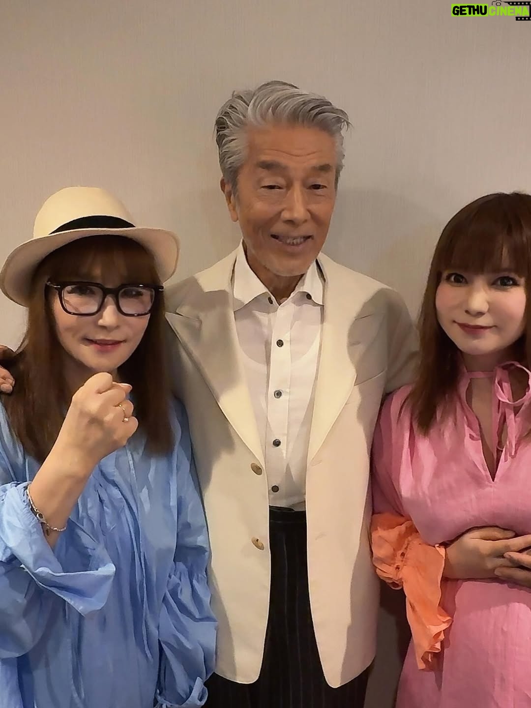 Shoko Nakagawa - 131.8K Likes - わーーー！！信じられないミラクルが叶いました
神ファンサ！！なんと！！
ジャッキーチェン様にお会いできました！
ジャッキーチェン様が！お腹撫でてくださった！うわーー
嬉しい！最強すぎる、ずーっと神様！！
世界中の人の人生を輝く方へ変えてくれたレジェンド
ジャッキーは本当に優しい！
11回も舞台あいさつをこなし、みんなに優しい
覚えていていただけて、最後はおなかにハートの投げキッスまでしてくれました！生きててよかった
一生忘れないです今日のこと
最高すぎる、待ち受けにしました
ベストキッドレジェンズの大ヒット祈願！！
https://www.bestkid-legends.jp/
日本にまた来日してくださり
ありがとうございますジャッキーチェン様！

倉田保昭さまにもお会いできました！
ブルースリーとたくさん会った日本の偉大なるお方、倉田保昭さま！念願でした
ジャッキーと倉田保昭さまがハグする瞬間を目撃してしまって泣いちゃう！
なんと武尊さまにもお会いできました！
双子男子たち、格闘技習わせたくなります！強くて優しい！ずっと応援します！！
リリコさん、土屋太鳳ちゃんにも久しぶりに会えてすごい日！元気でました！！

なかなか外出できない日々、
今日のミラクルのために久しぶりに外出しました
一生の記念になりました
嬉しかった本当に嬉しかった
ありがとうございます
ベストキッドレジェンズ！ジャッキーが永遠に元気でしあわせでありますように！
いつも、人生の夢は、
またいつかジャッキーに会えますように　です
叶った！特別な瞬間に！！😭
いつか双子に見せようと思います今日の写真！

#ジャッキーチェン
#神様
#ベストキッドレジェンズ 
#感激
#双子
#幸せ
#ミラクル
#双子お腹観察日記