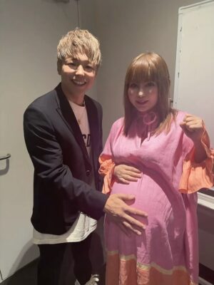 Shoko Nakagawa Instagram - わーーー！！信じられないミラクルが叶いました
神ファンサ！！なんと！！
ジャッキーチェン様にお会いできました！
ジャッキーチェン様が！お腹撫でてくださった！うわーー
嬉しい！最強すぎる、ずーっと神様！！
世界中の人の人生を輝く方へ変えてくれたレジェンド
ジャッキーは本当に優しい！
11回も舞台あいさつをこなし、みんなに優しい
覚えていていただけて、最後はおなかにハートの投げキッスまでしてくれました！生きててよかった
一生忘れないです今日のこと
最高すぎる、待ち受けにしました
ベストキッドレジェンズの大ヒット祈願！！
https://www.bestkid-legends.jp/
日本にまた来日してくださり
ありがとうございますジャッキーチェン様！

倉田保昭さまにもお会いできました！
ブルースリーとたくさん会った日本の偉大なるお方、倉田保昭さま！念願でした
ジャッキーと倉田保昭さまがハグする瞬間を目撃してしまって泣いちゃう！
なんと武尊さまにもお会いできました！
双子男子たち、格闘技習わせたくなります！強くて優しい！ずっと応援します！！
リリコさん、土屋太鳳ちゃんにも久しぶりに会えてすごい日！元気でました！！

なかなか外出できない日々、
今日のミラクルのために久しぶりに外出しました
一生の記念になりました
嬉しかった本当に嬉しかった
ありがとうございます
ベストキッドレジェンズ！ジャッキーが永遠に元気でしあわせでありますように！
いつも、人生の夢は、
またいつかジャッキーに会えますように　です
叶った！特別な瞬間に！！😭
いつか双子に見せようと思います今日の写真！

#ジャッキーチェン
#神様
#ベストキッドレジェンズ 
#感激
#双子
#幸せ
#ミラクル
#双子お腹観察日記