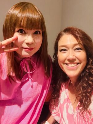 Shoko Nakagawa Instagram - わーーー！！信じられないミラクルが叶いました
神ファンサ！！なんと！！
ジャッキーチェン様にお会いできました！
ジャッキーチェン様が！お腹撫でてくださった！うわーー
嬉しい！最強すぎる、ずーっと神様！！
世界中の人の人生を輝く方へ変えてくれたレジェンド
ジャッキーは本当に優しい！
11回も舞台あいさつをこなし、みんなに優しい
覚えていていただけて、最後はおなかにハートの投げキッスまでしてくれました！生きててよかった
一生忘れないです今日のこと
最高すぎる、待ち受けにしました
ベストキッドレジェンズの大ヒット祈願！！
https://www.bestkid-legends.jp/
日本にまた来日してくださり
ありがとうございますジャッキーチェン様！

倉田保昭さまにもお会いできました！
ブルースリーとたくさん会った日本の偉大なるお方、倉田保昭さま！念願でした
ジャッキーと倉田保昭さまがハグする瞬間を目撃してしまって泣いちゃう！
なんと武尊さまにもお会いできました！
双子男子たち、格闘技習わせたくなります！強くて優しい！ずっと応援します！！
リリコさん、土屋太鳳ちゃんにも久しぶりに会えてすごい日！元気でました！！

なかなか外出できない日々、
今日のミラクルのために久しぶりに外出しました
一生の記念になりました
嬉しかった本当に嬉しかった
ありがとうございます
ベストキッドレジェンズ！ジャッキーが永遠に元気でしあわせでありますように！
いつも、人生の夢は、
またいつかジャッキーに会えますように　です
叶った！特別な瞬間に！！😭
いつか双子に見せようと思います今日の写真！

#ジャッキーチェン
#神様
#ベストキッドレジェンズ 
#感激
#双子
#幸せ
#ミラクル
#双子お腹観察日記