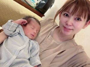 Shoko Nakagawa Instagram - 今日はお兄さん
新生児は生まれた体重から一旦小さくなりそこからまた毎日大きくなるそうですが、少しずつ重くなるのが本当に嬉しい
2人それぞれのかわいさと個性、二卵性双子男子楽しいです！
しかし手が8倍くらいほしい。。
双子をひとりで同時に見る難しさ。
夜通し大人2人が見られる状態じゃなきゃ怖い。
同時に泣いたらかわいそうで！
夫が働きにでてる間誰かにいてもらって、の
スケジュールを組むのが大変！
本当にみんなどうやってるんでしょうか。
頼れる手を頼りながら毎日を乗り越えていきたい。
大変さもあるけどそれ以上に愛おしい気持ち

そしてむくみとのたたかい
着圧ソックス履く前と履いた後の違いがすごすぎる

#双子
#みんなどうしてる？
#むくみ
#弟前髪かわいい
#三時間おきに授乳 
#絵日記
#しょこたん絵日記