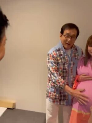 Shoko Nakagawa Instagram - わーーー！！信じられないミラクルが叶いました
神ファンサ！！なんと！！
ジャッキーチェン様にお会いできました！
ジャッキーチェン様が！お腹撫でてくださった！うわーー
嬉しい！最強すぎる、ずーっと神様！！
世界中の人の人生を輝く方へ変えてくれたレジェンド
ジャッキーは本当に優しい！
11回も舞台あいさつをこなし、みんなに優しい
覚えていていただけて、最後はおなかにハートの投げキッスまでしてくれました！生きててよかった
一生忘れないです今日のこと
最高すぎる、待ち受けにしました
ベストキッドレジェンズの大ヒット祈願！！
https://www.bestkid-legends.jp/
日本にまた来日してくださり
ありがとうございますジャッキーチェン様！

倉田保昭さまにもお会いできました！
ブルースリーとたくさん会った日本の偉大なるお方、倉田保昭さま！念願でした
ジャッキーと倉田保昭さまがハグする瞬間を目撃してしまって泣いちゃう！
なんと武尊さまにもお会いできました！
双子男子たち、格闘技習わせたくなります！強くて優しい！ずっと応援します！！
リリコさん、土屋太鳳ちゃんにも久しぶりに会えてすごい日！元気でました！！

なかなか外出できない日々、
今日のミラクルのために久しぶりに外出しました
一生の記念になりました
嬉しかった本当に嬉しかった
ありがとうございます
ベストキッドレジェンズ！ジャッキーが永遠に元気でしあわせでありますように！
いつも、人生の夢は、
またいつかジャッキーに会えますように　です
叶った！特別な瞬間に！！😭
いつか双子に見せようと思います今日の写真！

#ジャッキーチェン
#神様
#ベストキッドレジェンズ 
#感激
#双子
#幸せ
#ミラクル
#双子お腹観察日記