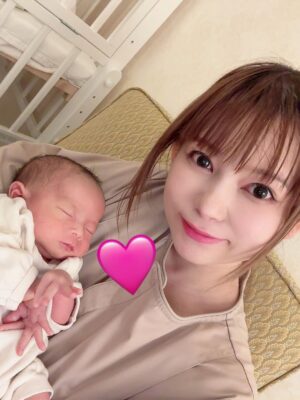 Shoko Nakagawa Instagram - さく乳中は眠れないし手を使えるから絵日記チャンス

産後ケアで、双子ふたりとも臍の緒がとれた！
なくさずにgetできて良かったです

身体を休めつつ双子と過ごせる産後ケアに感謝です
双子、出生届書くの緊張しました、間違えないように
何度も確認しながら書きました
わたしが、名前をひらがなで提出されて、
しかも間違えられたまま生きてきたことを思うと！絶対に間違えられない！！
当たり前だけど！😹無事登録できました
早くもマイナンバーをゲットした双子

そうかこの宇宙に
生まれたことが認められたんだと　不思議面白いです
きっと意味があって2人できてくれたのかな
ありがとうね

#双子
#絵日記
#産後ケア
#かわいい
#臍の緒