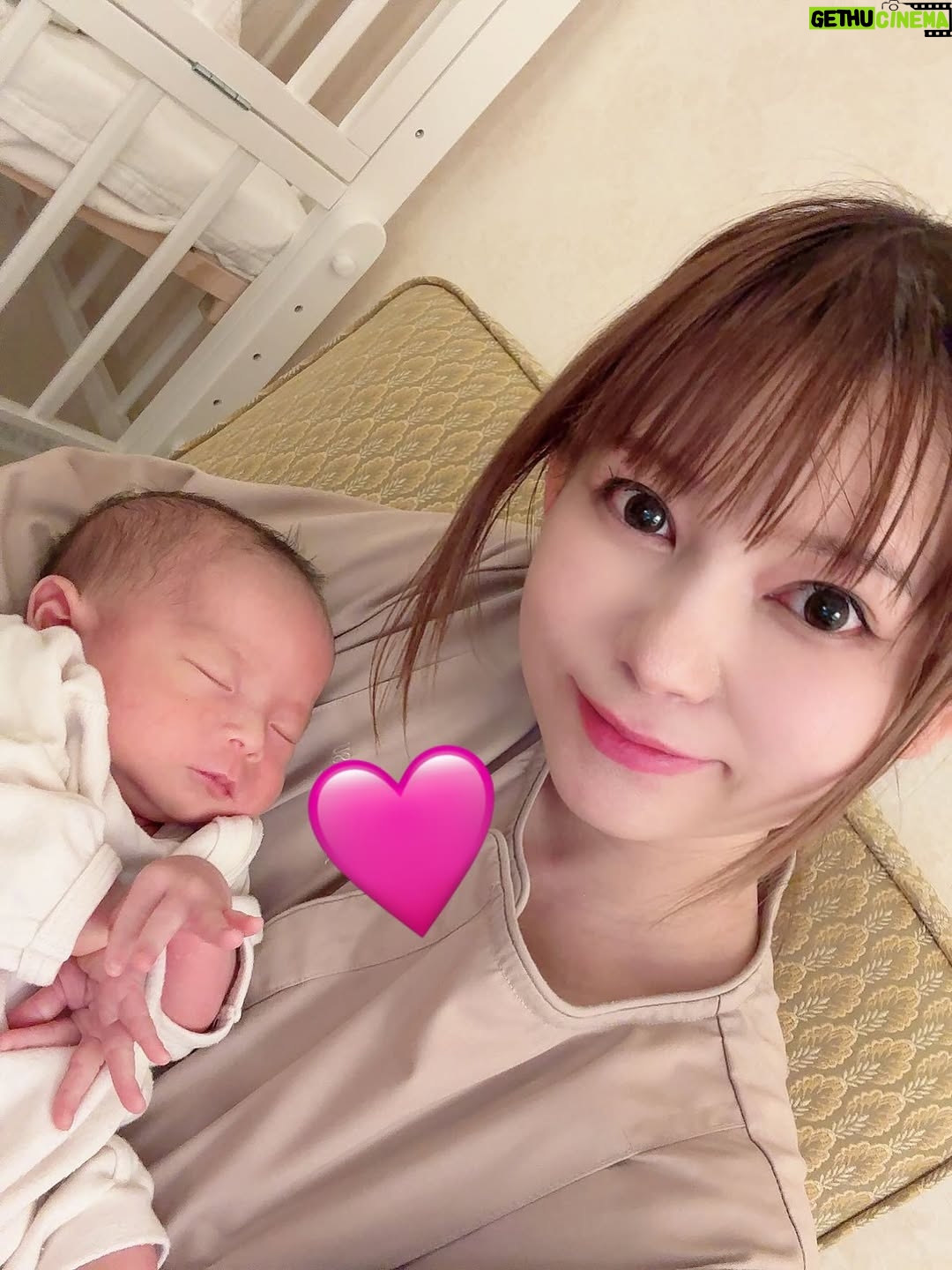 Shoko Nakagawa - 76.4K Likes - さく乳中は眠れないし手を使えるから絵日記チャンス

産後ケアで、双子ふたりとも臍の緒がとれた！
なくさずにgetできて良かったです

身体を休めつつ双子と過ごせる産後ケアに感謝です
双子、出生届書くの緊張しました、間違えないように
何度も確認しながら書きました
わたしが、名前をひらがなで提出されて、
しかも間違えられたまま生きてきたことを思うと！絶対に間違えられない！！
当たり前だけど！😹無事登録できました
早くもマイナンバーをゲットした双子

そうかこの宇宙に
生まれたことが認められたんだと　不思議面白いです
きっと意味があって2人できてくれたのかな
ありがとうね

#双子
#絵日記
#産後ケア
#かわいい
#臍の緒