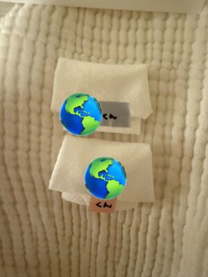 Shoko Nakagawa Instagram - さく乳中は眠れないし手を使えるから絵日記チャンス

産後ケアで、双子ふたりとも臍の緒がとれた！
なくさずにgetできて良かったです

身体を休めつつ双子と過ごせる産後ケアに感謝です
双子、出生届書くの緊張しました、間違えないように
何度も確認しながら書きました
わたしが、名前をひらがなで提出されて、
しかも間違えられたまま生きてきたことを思うと！絶対に間違えられない！！
当たり前だけど！😹無事登録できました
早くもマイナンバーをゲットした双子

そうかこの宇宙に
生まれたことが認められたんだと　不思議面白いです
きっと意味があって2人できてくれたのかな
ありがとうね

#双子
#絵日記
#産後ケア
#かわいい
#臍の緒