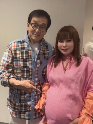 Shoko Nakagawa Instagram - わーーー！！信じられないミラクルが叶いました
神ファンサ！！なんと！！
ジャッキーチェン様にお会いできました！
ジャッキーチェン様が！お腹撫でてくださった！うわーー
嬉しい！最強すぎる、ずーっと神様！！
世界中の人の人生を輝く方へ変えてくれたレジェンド
ジャッキーは本当に優しい！
11回も舞台あいさつをこなし、みんなに優しい
覚えていていただけて、最後はおなかにハートの投げキッスまでしてくれました！生きててよかった
一生忘れないです今日のこと
最高すぎる、待ち受けにしました
ベストキッドレジェンズの大ヒット祈願！！
https://www.bestkid-legends.jp/
日本にまた来日してくださり
ありがとうございますジャッキーチェン様！

倉田保昭さまにもお会いできました！
ブルースリーとたくさん会った日本の偉大なるお方、倉田保昭さま！念願でした
ジャッキーと倉田保昭さまがハグする瞬間を目撃してしまって泣いちゃう！
なんと武尊さまにもお会いできました！
双子男子たち、格闘技習わせたくなります！強くて優しい！ずっと応援します！！
リリコさん、土屋太鳳ちゃんにも久しぶりに会えてすごい日！元気でました！！

なかなか外出できない日々、
今日のミラクルのために久しぶりに外出しました
一生の記念になりました
嬉しかった本当に嬉しかった
ありがとうございます
ベストキッドレジェンズ！ジャッキーが永遠に元気でしあわせでありますように！
いつも、人生の夢は、
またいつかジャッキーに会えますように　です
叶った！特別な瞬間に！！😭
いつか双子に見せようと思います今日の写真！

#ジャッキーチェン
#神様
#ベストキッドレジェンズ 
#感激
#双子
#幸せ
#ミラクル
#双子お腹観察日記