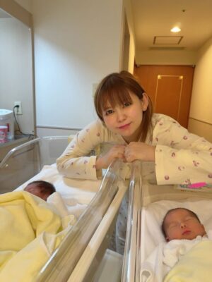Shoko Nakagawa Instagram - 双子弟くんの、臍の緒がとれましたー！

生後10日かー！もう病院にいた頃がなつかしい

すでに2人とも顔が毎日変わっていくし
ミルクもぐいぐい飲んで体重も増えて　嬉しいなぁ
まだ不思議なままだけど毎日かわいくてしかたないです

そして実は産後ケアにいて、数日前からやっと、
久しぶりに続けて眠れてます！！
不安やら心配やらホルモンでずーっと妊娠後期から
睡眠不足だったから　安心してお任せできて
眠れるって素晴らしい　産後ケア！
搾乳したり　授乳したり　双子とゆっくり傷を癒しています

更新しないでとか絵やめたほうがとか色々意見ありますが
心配してくれてるんだと思いますありがとうね
いまちゃんと眠れる時間とれてるし
搾乳中にサクッとメモついでくらいの速度で
コツコツササっと描いてるだけだから
わたしに負担ない範囲で
やれてるから心配しないでください
元々下書きとかもしないから多分速いの
絵日記はわたし自身のストレス発散と
双子へのいつかのプレゼントのきもちだから大丈夫です
ストレスためちゃうほうがメンタルにくる！

まわりに頼りながら　双子の成長をたくさん見つめながら
がんばるので大丈夫です！

てことで合間にやれる範囲内で絵日記します
メモいっぱいしてるけどアウトプットしないと忘れちゃうことだらけ

#双子
#臍の緒
#絵日記
#成長
#産後ケア
#眠りは大事
