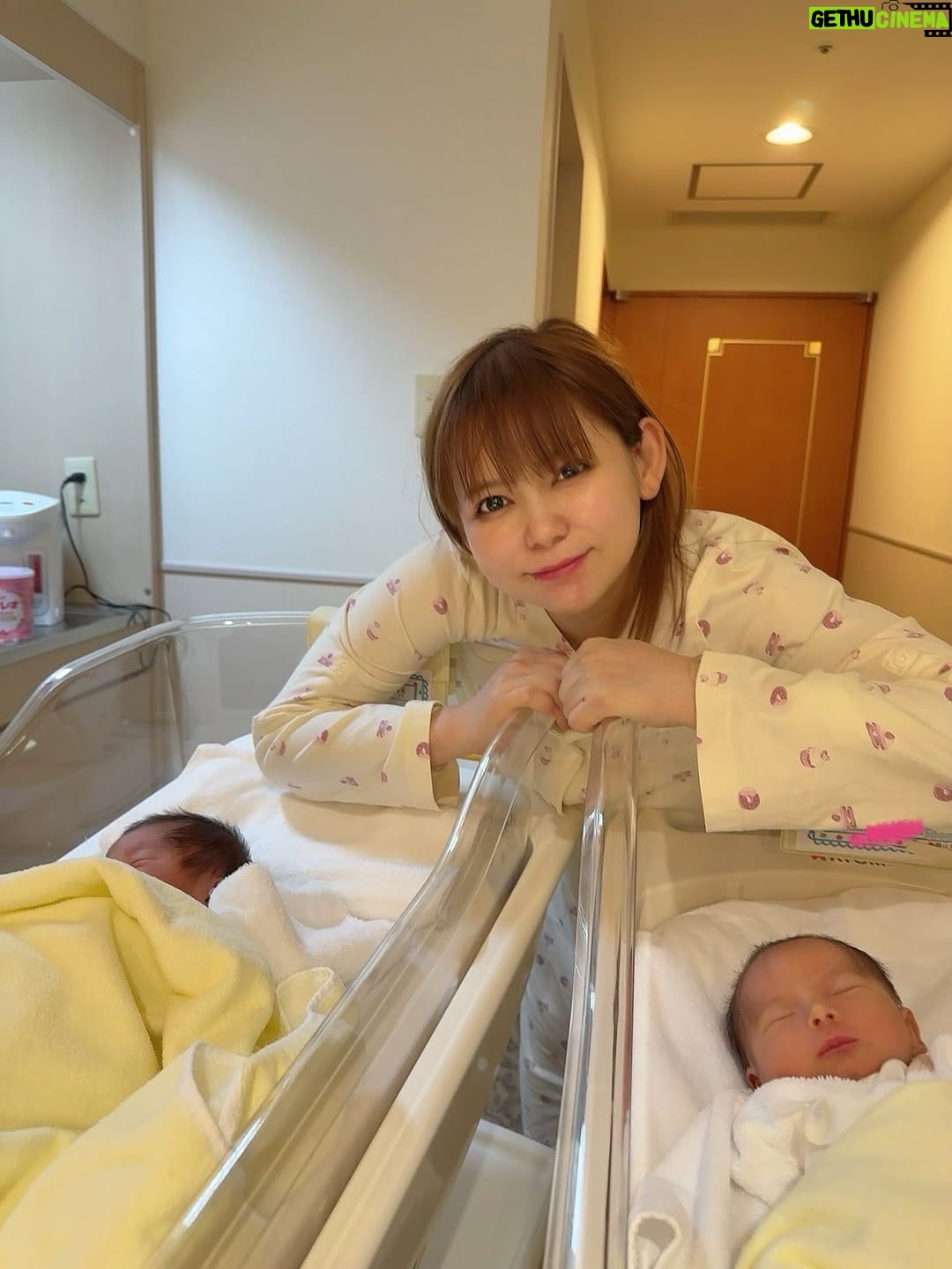 Shoko Nakagawa - 78.1K Likes - 双子弟くんの、臍の緒がとれましたー！

生後10日かー！もう病院にいた頃がなつかしい

すでに2人とも顔が毎日変わっていくし
ミルクもぐいぐい飲んで体重も増えて　嬉しいなぁ
まだ不思議なままだけど毎日かわいくてしかたないです

そして実は産後ケアにいて、数日前からやっと、
久しぶりに続けて眠れてます！！
不安やら心配やらホルモンでずーっと妊娠後期から
睡眠不足だったから　安心してお任せできて
眠れるって素晴らしい　産後ケア！
搾乳したり　授乳したり　双子とゆっくり傷を癒しています

更新しないでとか絵やめたほうがとか色々意見ありますが
心配してくれてるんだと思いますありがとうね
いまちゃんと眠れる時間とれてるし
搾乳中にサクッとメモついでくらいの速度で
コツコツササっと描いてるだけだから
わたしに負担ない範囲で
やれてるから心配しないでください
元々下書きとかもしないから多分速いの
絵日記はわたし自身のストレス発散と
双子へのいつかのプレゼントのきもちだから大丈夫です
ストレスためちゃうほうがメンタルにくる！

まわりに頼りながら　双子の成長をたくさん見つめながら
がんばるので大丈夫です！

てことで合間にやれる範囲内で絵日記します
メモいっぱいしてるけどアウトプットしないと忘れちゃうことだらけ

#双子
#臍の緒
#絵日記
#成長
#産後ケア
#眠りは大事